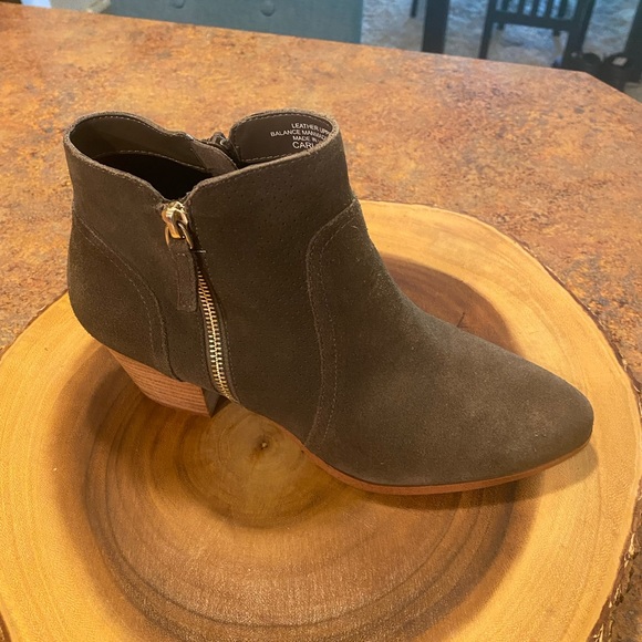 Violet & Red Ankle Boot. Size 10M - Picture 2 of 6